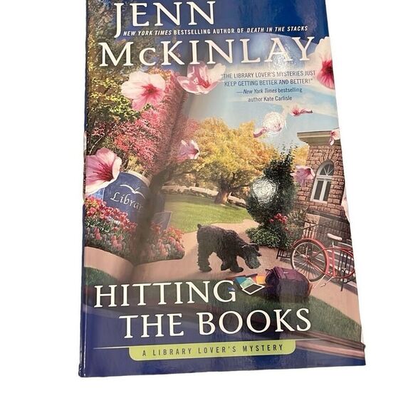 Hitting the Books A Library Lover's Mystery by Jenn McKinlay Book New - Picture 1 of 2